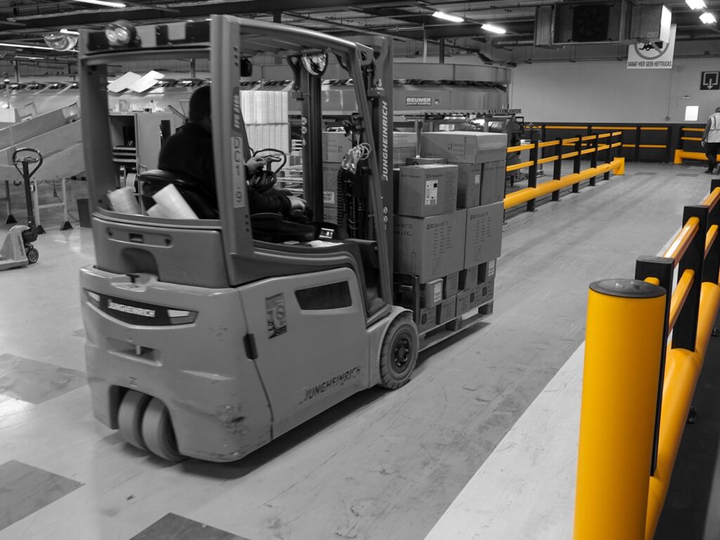 Oceľové alebo polymérové zábrany? Sprievodca výberom pre bezpečnú logistiku