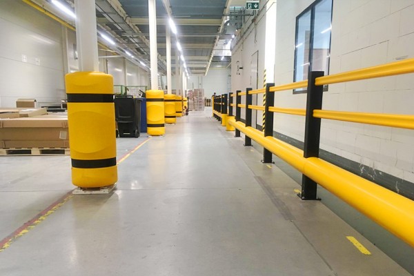 Flexibilná bezpečnostná zábrana chrániaca roh regálu