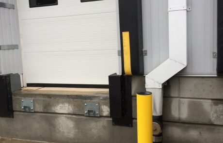 Stĺpiky SlowStop na vjazde do výrobnej haly